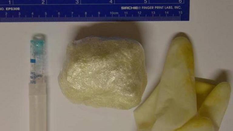 Nasconde la cocaina nel reggiseno: tre arresti