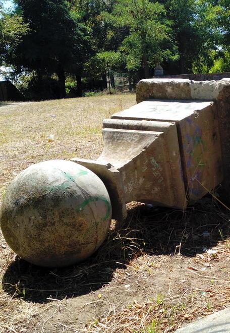 Non c’è pace per il pinnacolo divelto