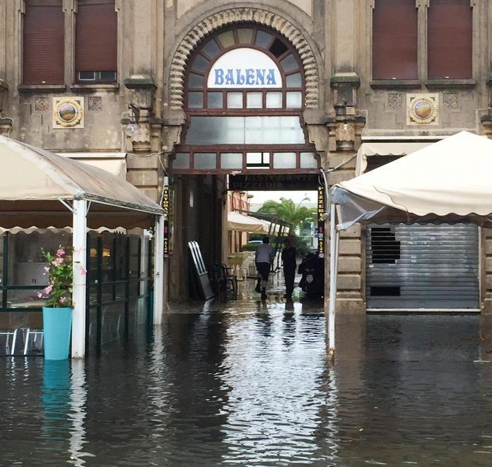 Mattinata di pioggia, la città va in apnea 