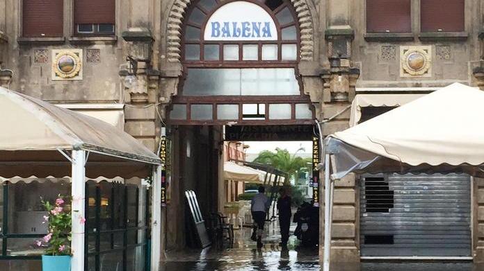 Mattinata di pioggia, la città va in apnea
