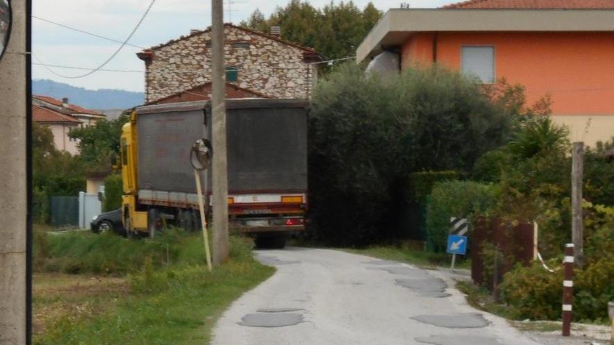 Via delle Piagge, stop ai tir ma montano le polemiche