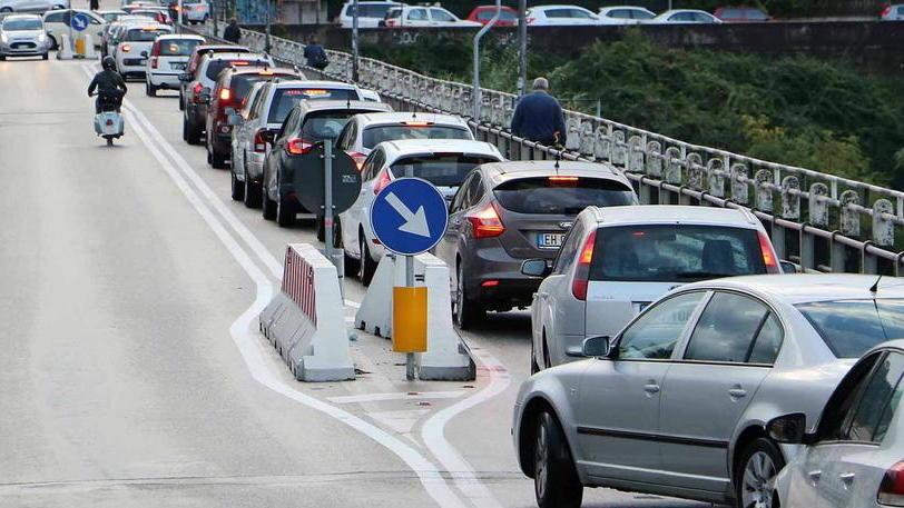 Primo giorno di mercato, città nel caos