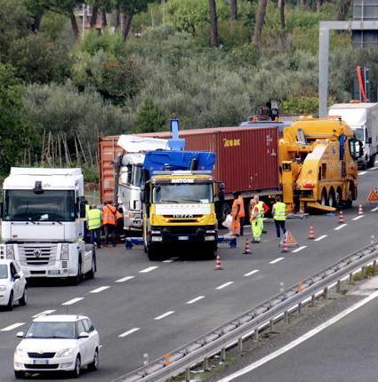 Camion si intraversa sulla Variante