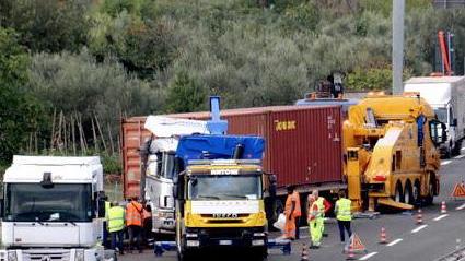 Camion si intraversa sulla Variante