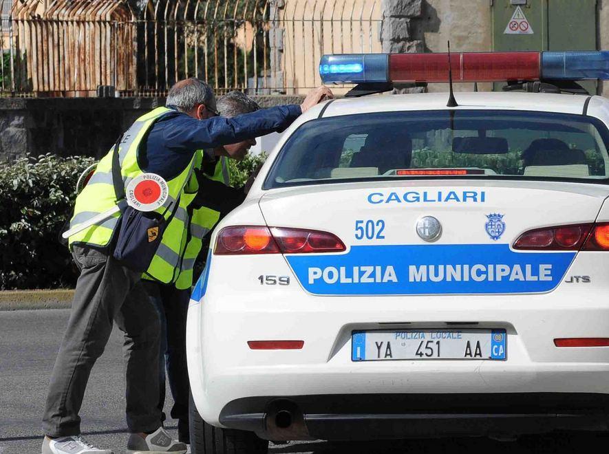 Vigile urbano aggredito da un passante 
