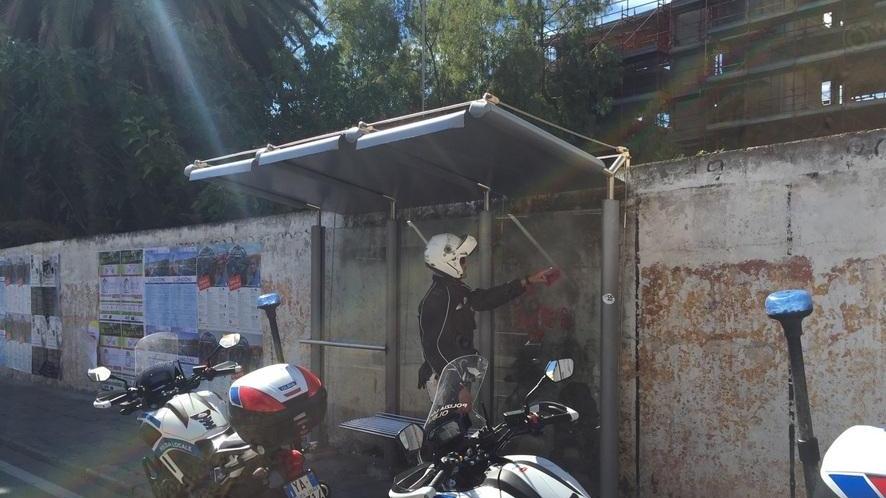Due pugni e la pensilina del bus finisce ko