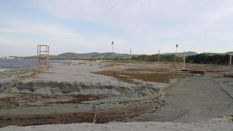 Canale di scolo abusivo in spiaggia