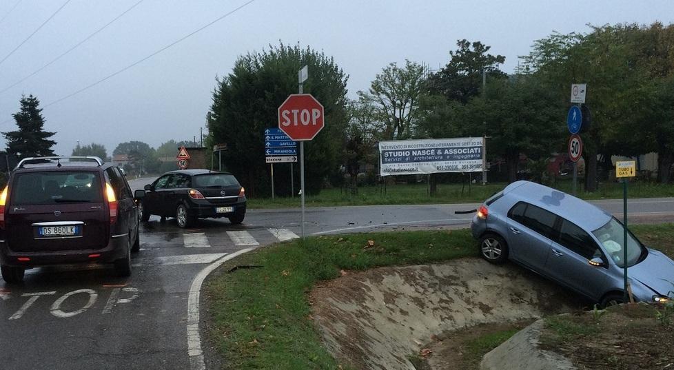 Strada bagnata, due incidenti con feriti