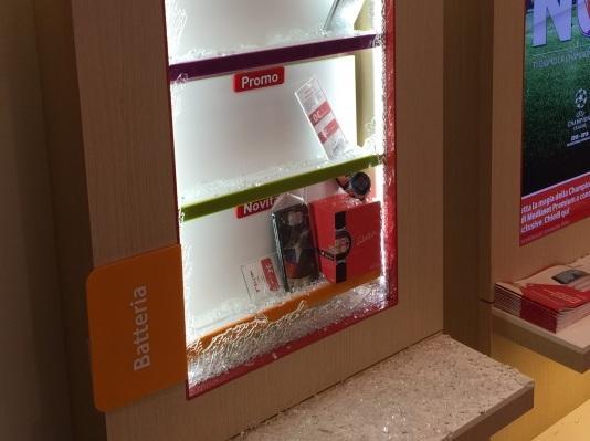 Spaccata notturna al Vodafone 
