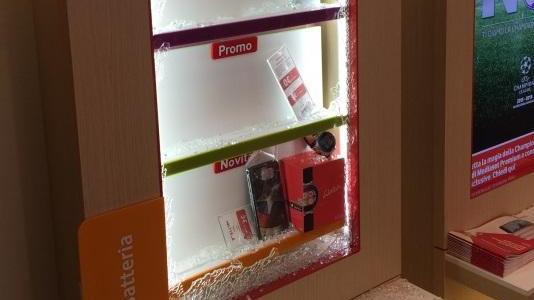 Spaccata notturna al Vodafone