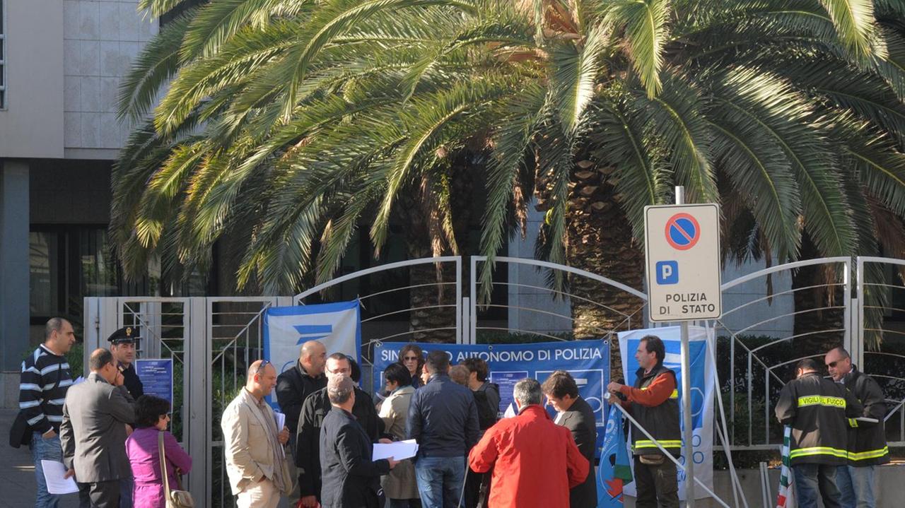 Una manifestazione di fronte alla prefettura