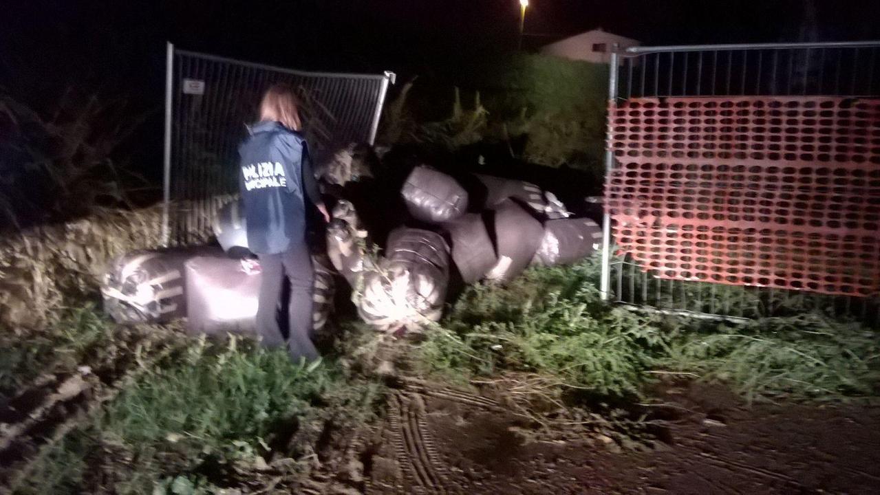 Lo smaltimento illegale dei sacchi neri alle Caserane