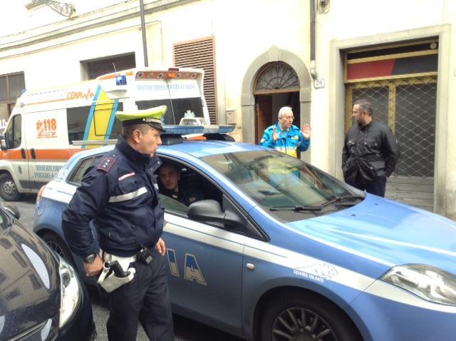 La polizia municipale davanti alla casa dove è stato trovato il morto (foto Batavia)