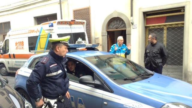 La polizia municipale davanti alla casa dove è stato trovato il morto (foto Batavia)