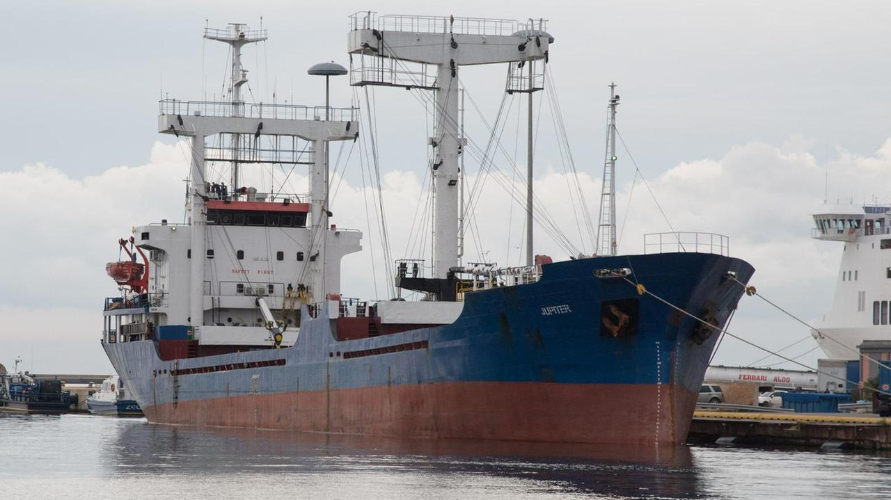 Il mercantile Jupiter nel porto di Cagliari (foto Mario Rosas)