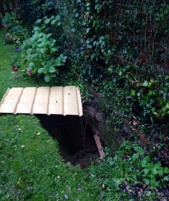 Si apre una voragine in un giardino privato a Cascine