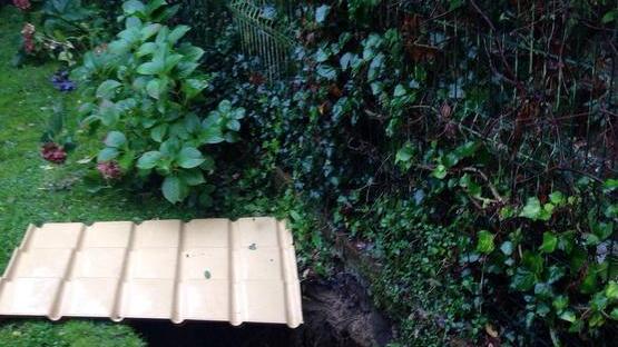 Si apre una voragine in un giardino privato a Cascine