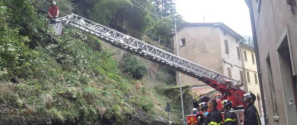 Frana blocca la strada che porta a Stazzema 