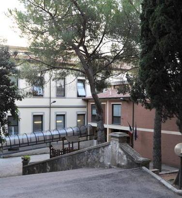 Tutta l’aula invasa dai calcinacci 