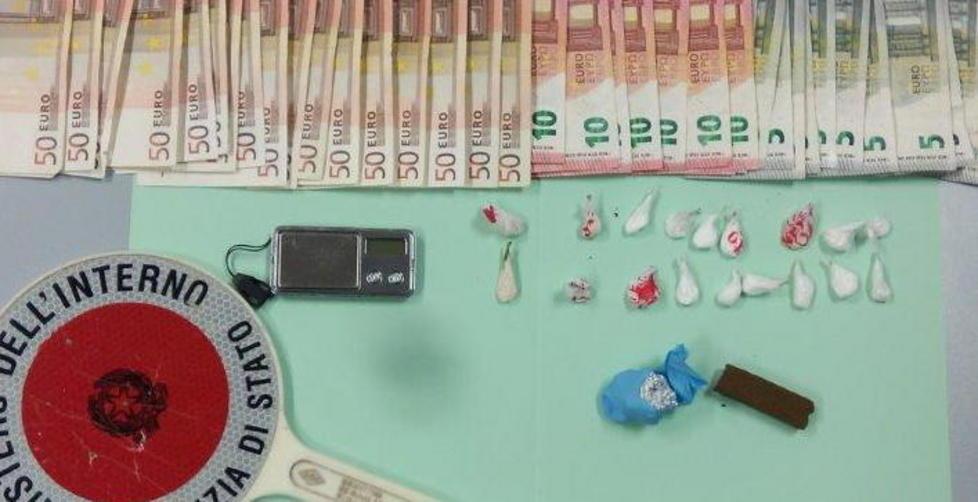Dosi di cocaina sotto il bancone 