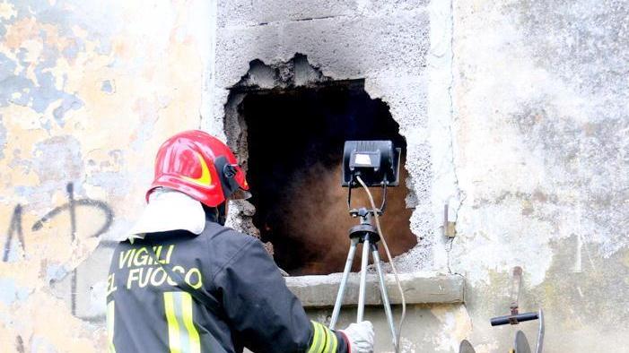 Casa cantoniera in fiamme a Colle