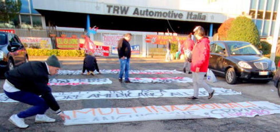 Gli ex lavoratori Trw tornano davanti a Confindustria