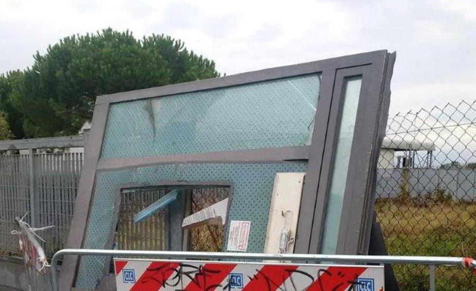 “Strappano” il muro con il carro attrezzi 