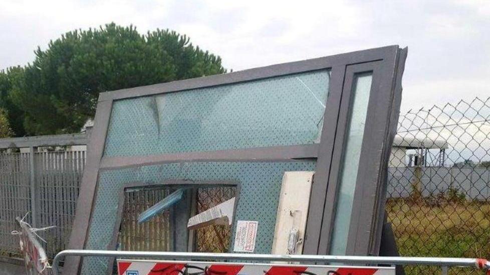 “Strappano” il muro con il carro attrezzi