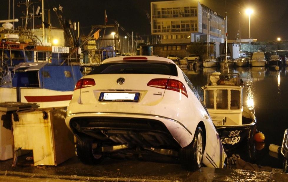 Non tira il freno e l’auto rischia di finire in mare 