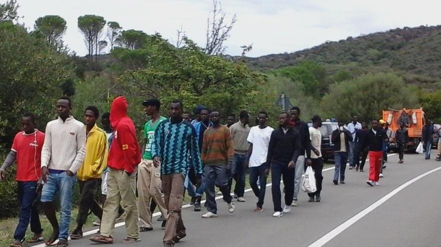 Migranti, scoppia la rivolta bloccata la strada per Nuxis 