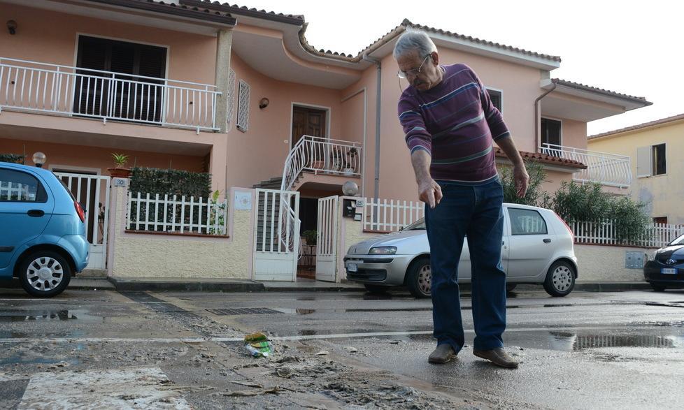 Un fiume di liquami davanti alle case