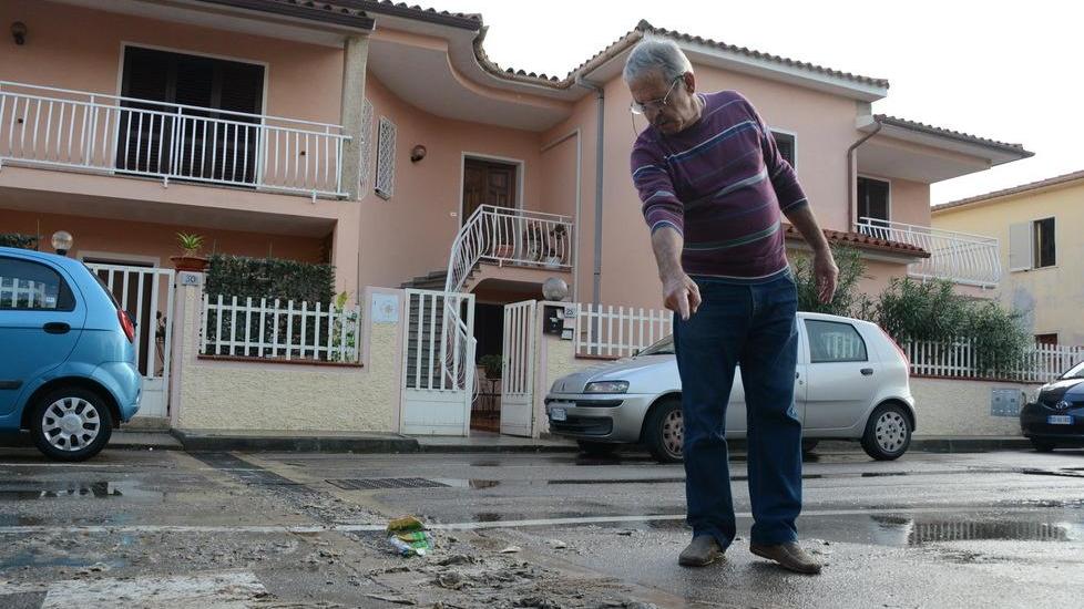 Un fiume di liquami davanti alle case