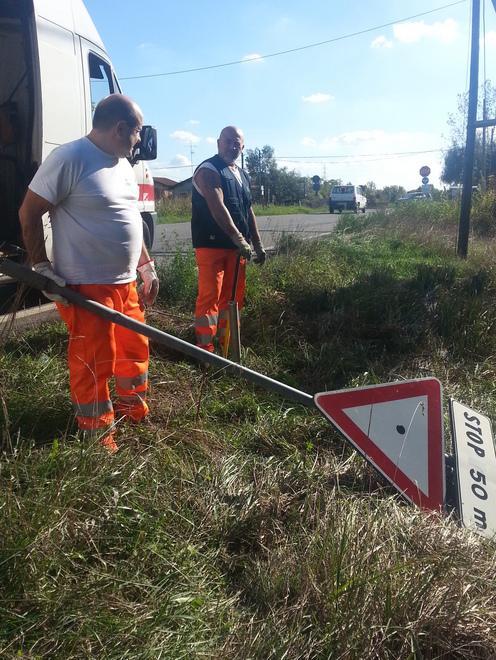 Si schianta contro un segnale: se ne va senza lasciare traccia 