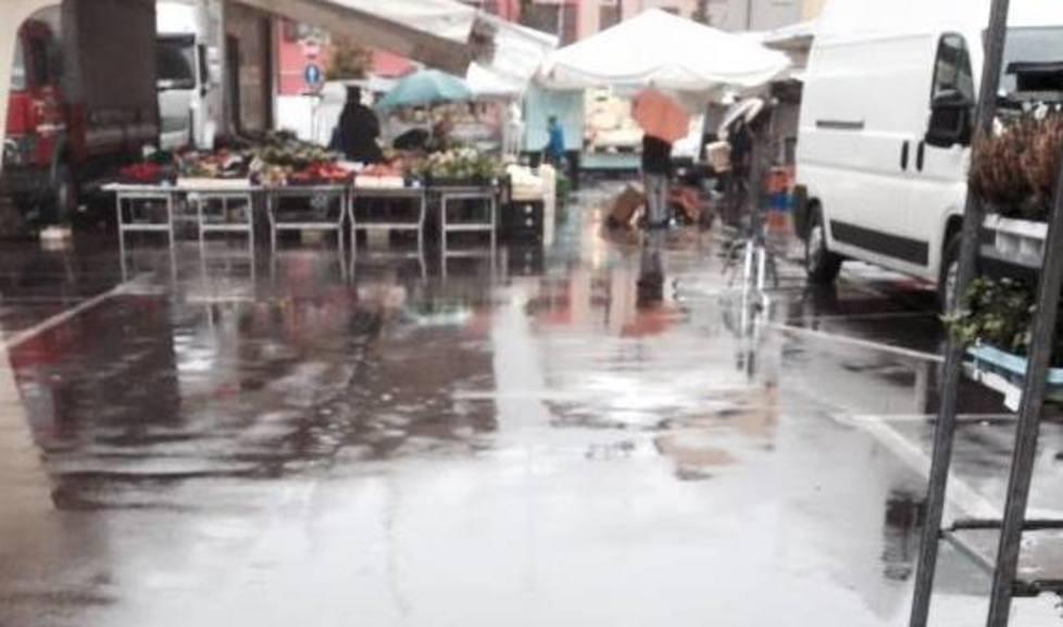Il mercato ancora allagato La piazza è senza tombini 