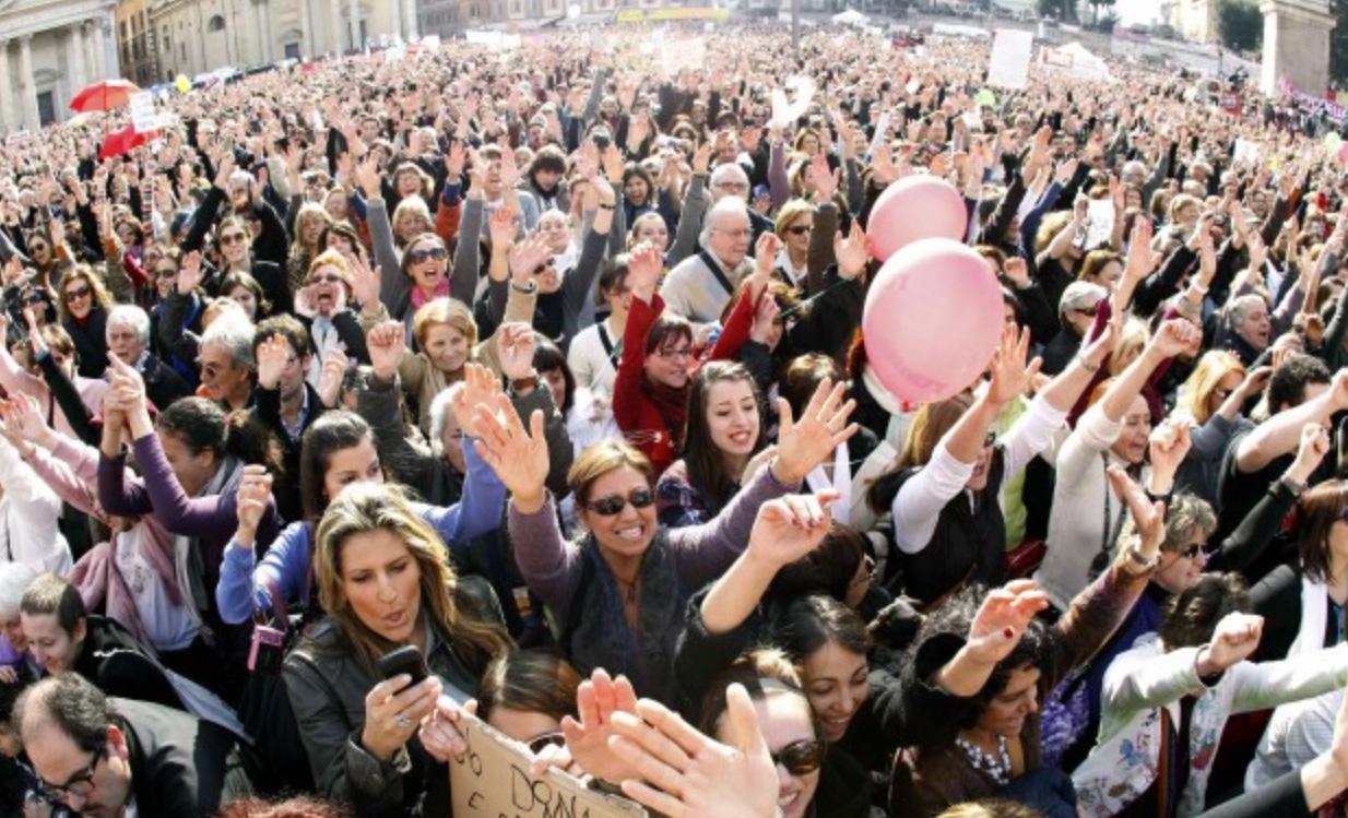 Una manifestazione per i diritti delle donne in un'immagine d'archivio