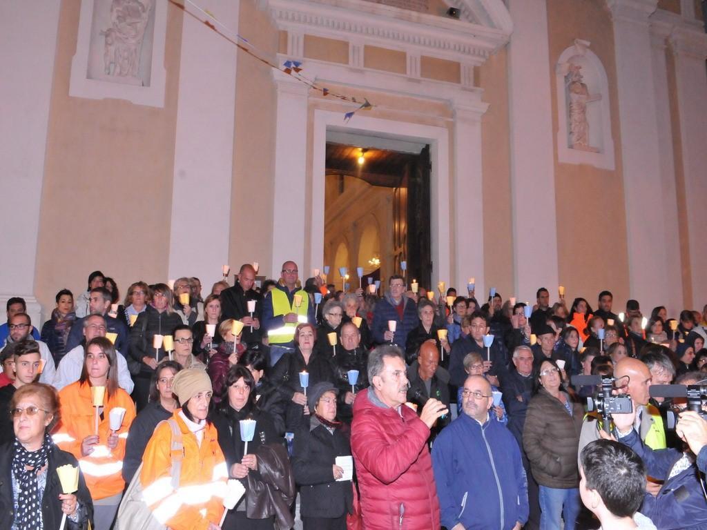 La fiaccolata è partita dalla parrocchia e ha attraversato il centro storico 