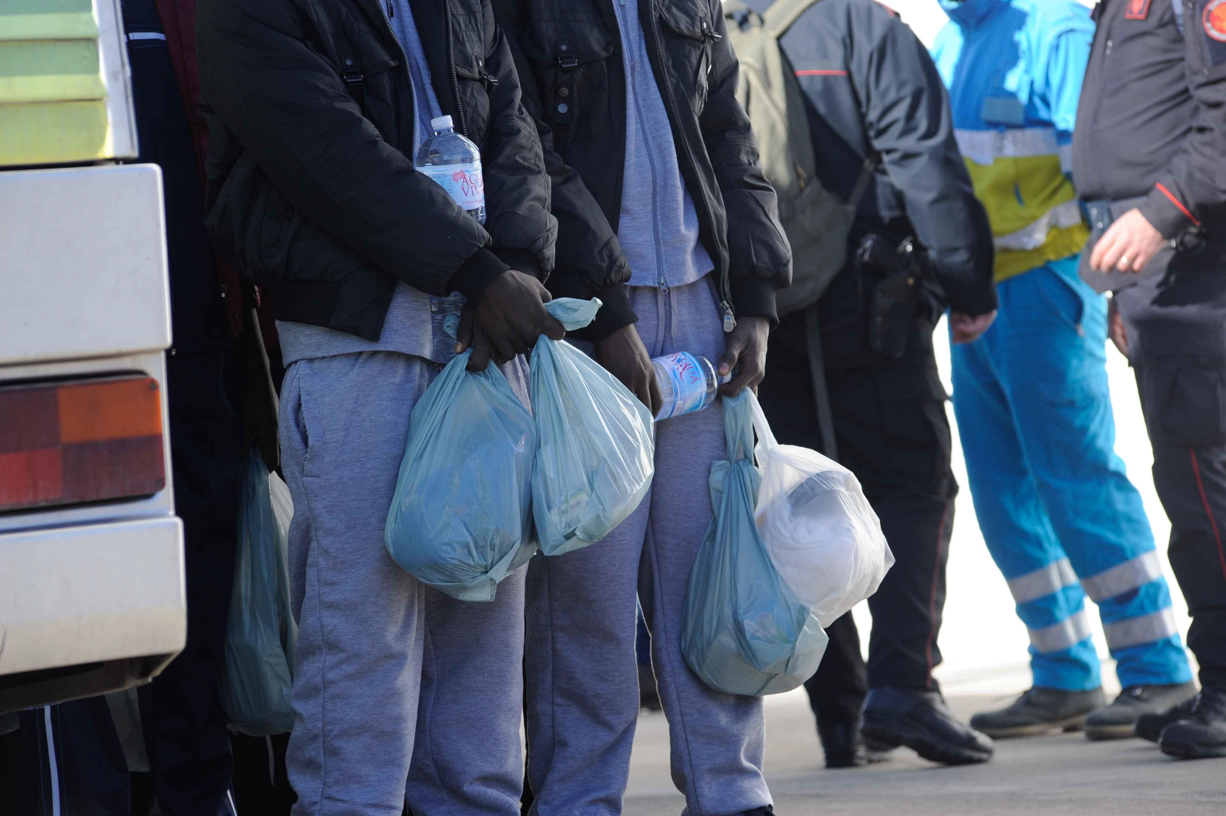 Immigrati in attesa di una sistemazione dopo lo sbarco (foto d'archivio)