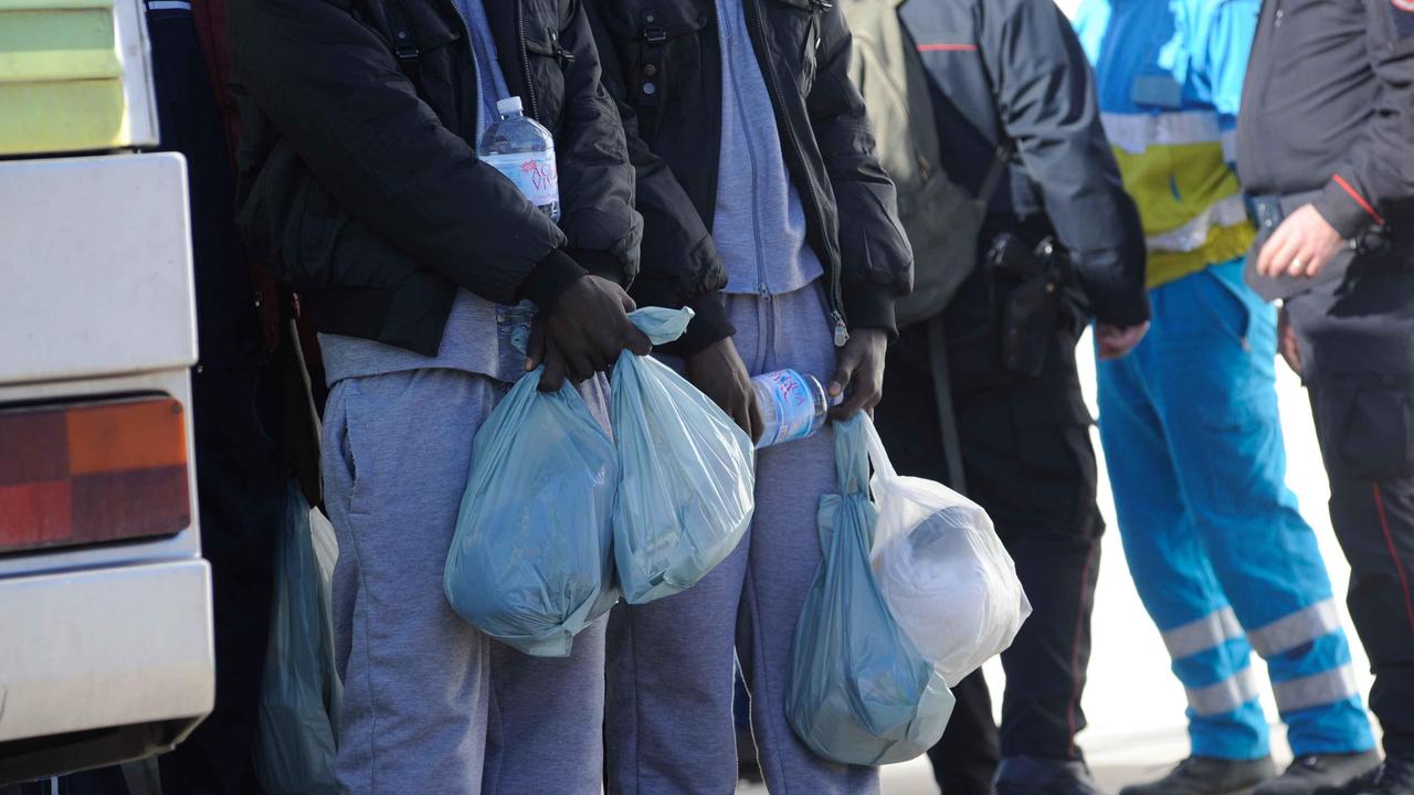 Immigrati in attesa di una sistemazione dopo lo sbarco (foto d'archivio)