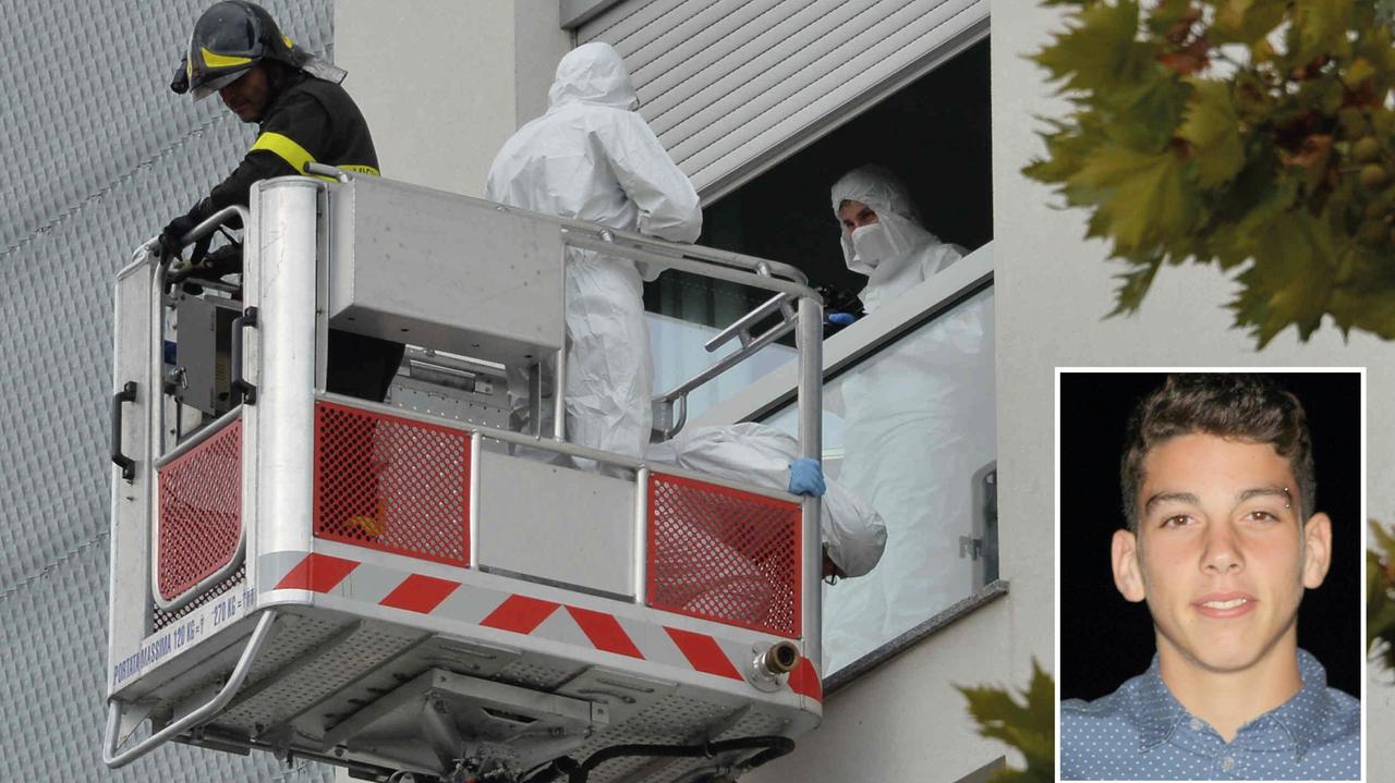 La polizia scientifica e i vigili del fuoco mentre ispezionano la finestra dalla quale è precipiato Elia Barbetti