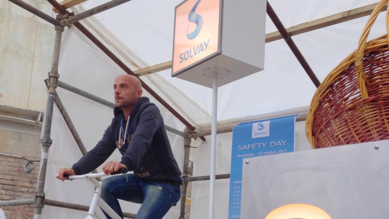 Un momento della pedalata benefica in Solvay