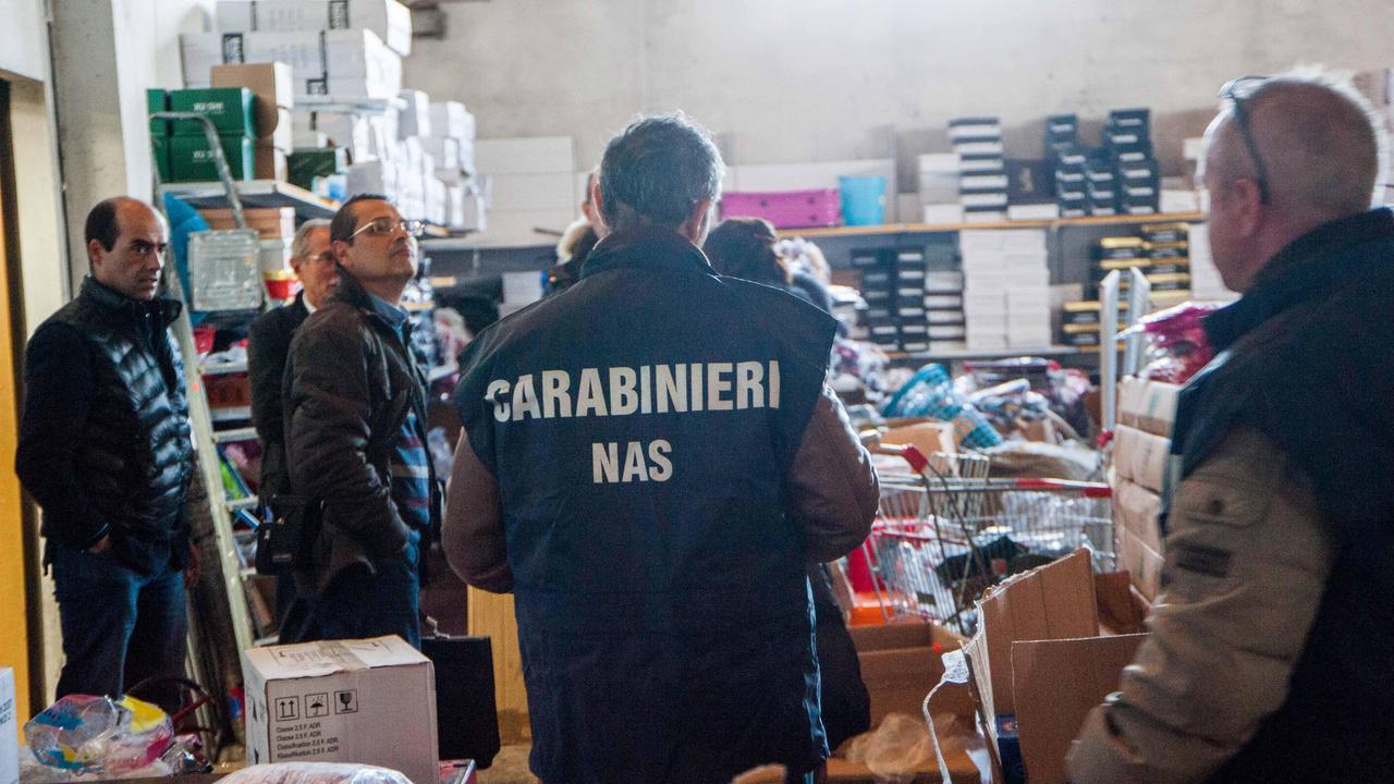 Un'immagine d'archivio di un controllo dei Nas in un'attività commerciale cinese