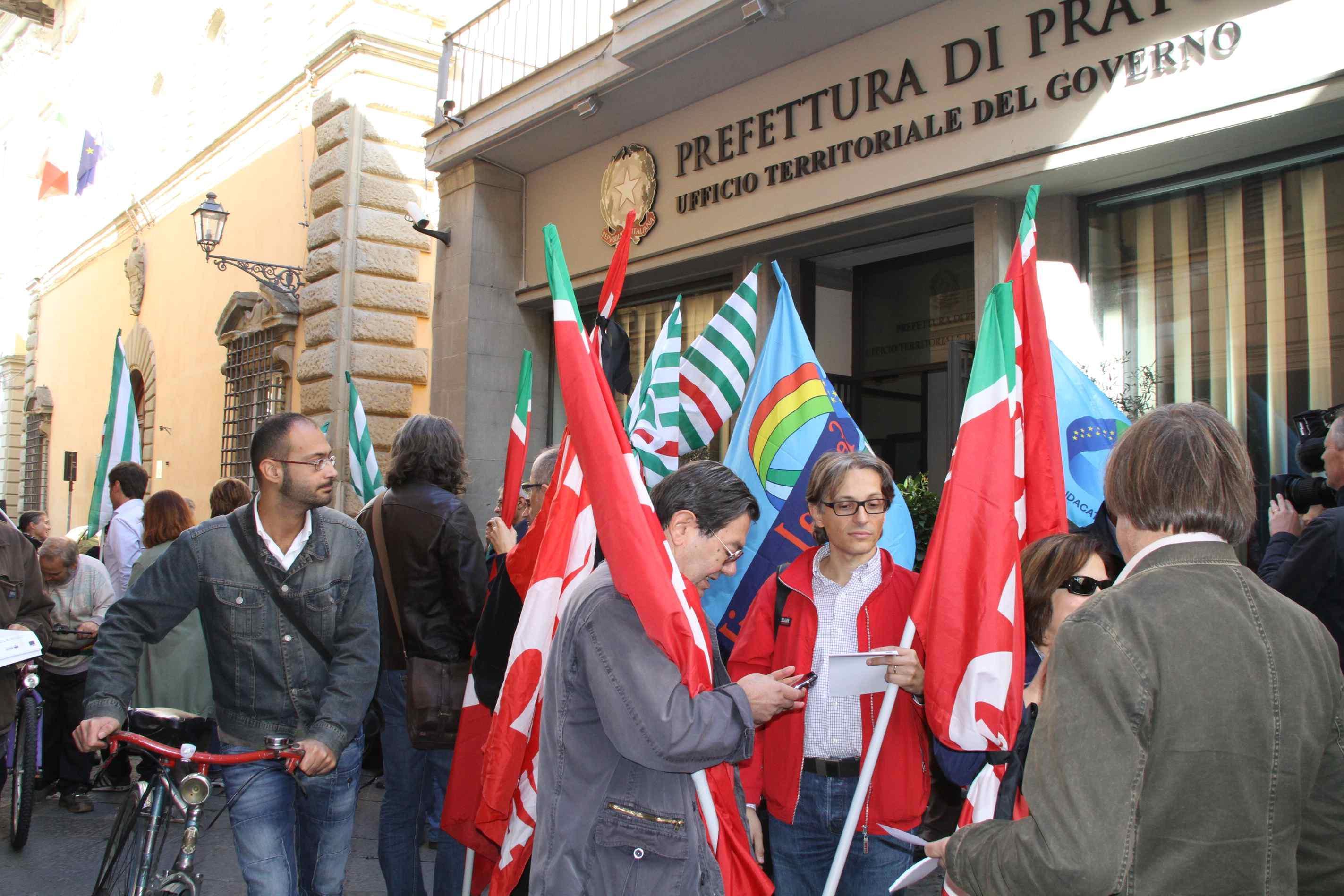 Una manifestazione davanti alla Prefettura di Prato