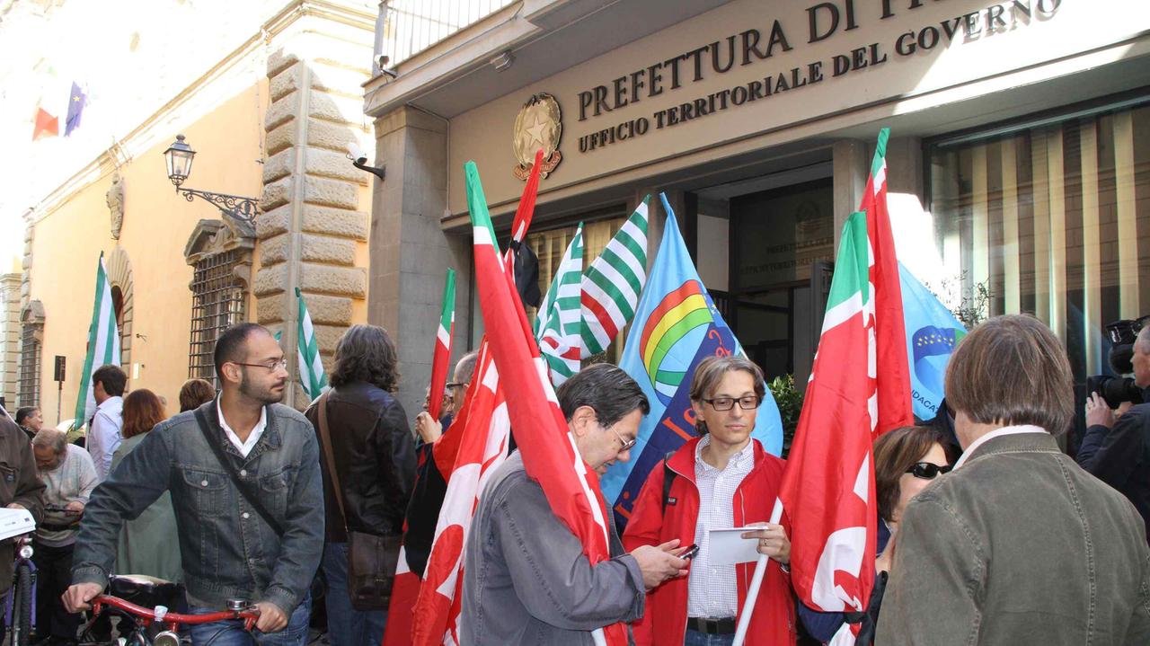 Una manifestazione davanti alla Prefettura di Prato