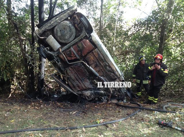 L'auto carbonizzata (foto Silvi)