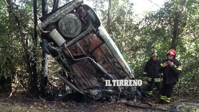 L'auto carbonizzata (foto Silvi)