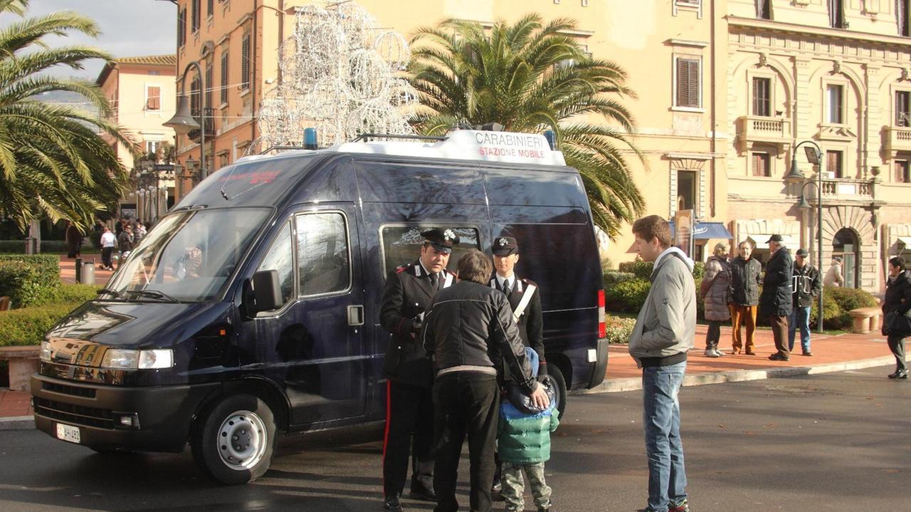 Un presidio dei carabinieri in piazza del Popolo a Montecatini (Foto d'archivio)