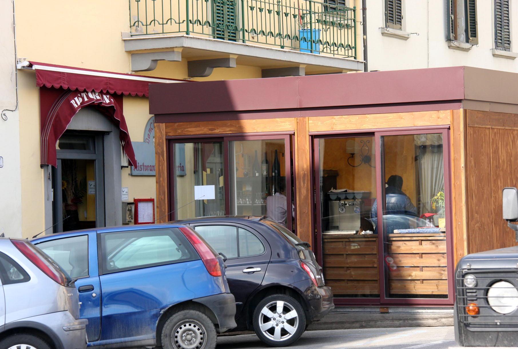 Una pedana esterna in piazza Mercatale