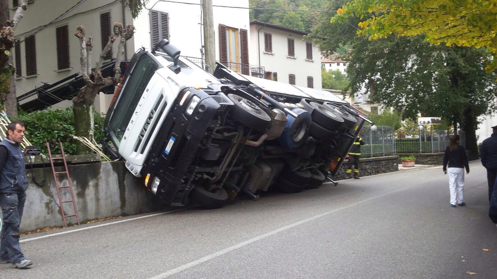 Il camion inclinato sul muro di recinzione esterno di Villa Chiara