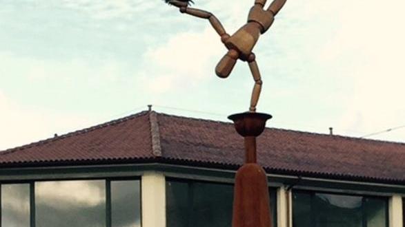 Basamento da 30.000 euro, è polemica per la statua