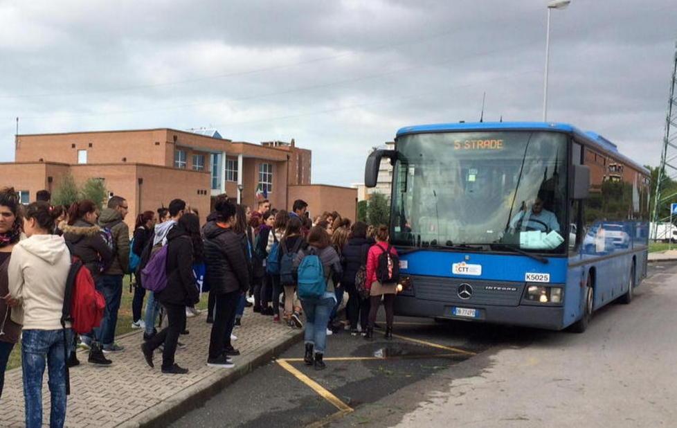 Silenzio e pianto nei corridoi della scuola 